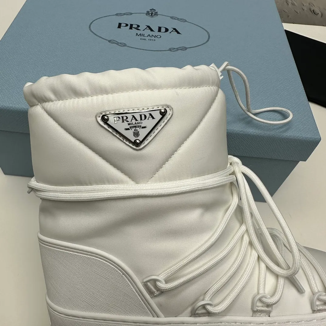 👟👟Ex-factory price 660👟👟 The highest version on the market, Prada's king style, snow boots, ski boots, chubby, so cute and cute →_→ From the Prada limited series, unique. Shiny nylon Oblique upper with criss-cross straps for an ideal fit. The boots are made of technical fabric and have a short-cut version. They can be worn in the city or in the mountains. They make the calves slimmer, taller, warmer and have a concave shape. The boots and soles use the original waterproof effect. The size is 35-40. 41Customized